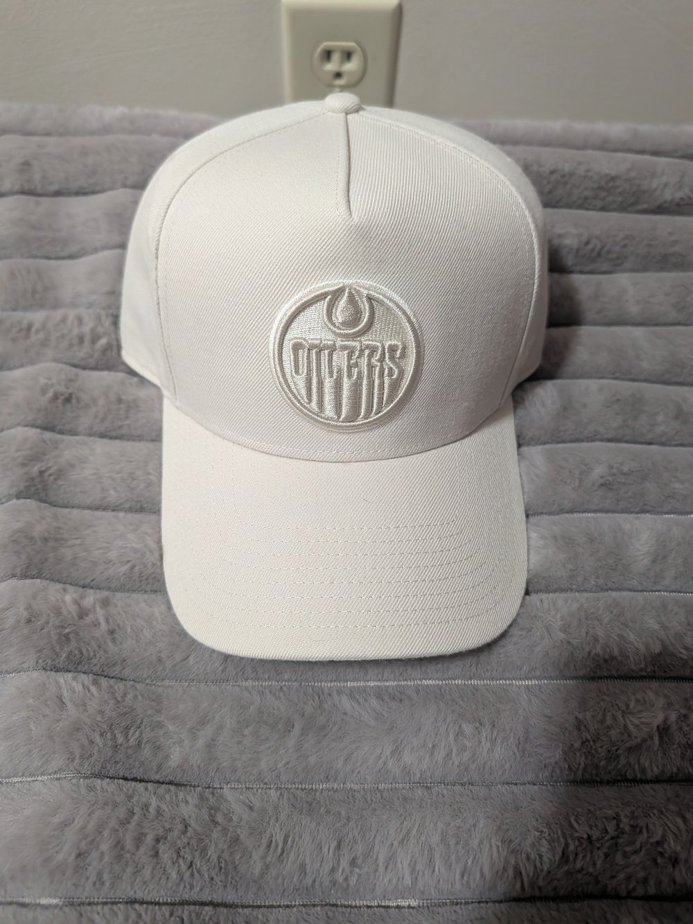 Edmonton Oilers Men's White Embroidered Logo Cap